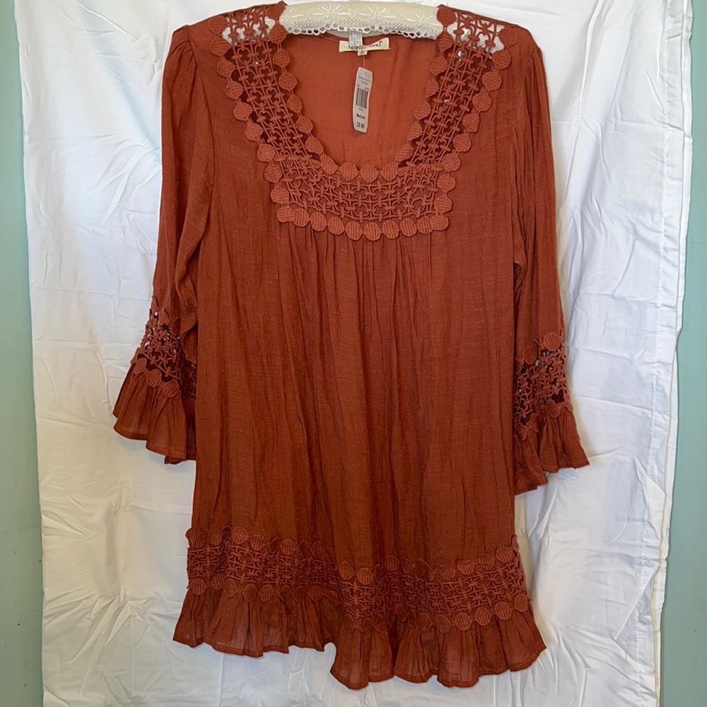 Indigo Soul size med tunic from Cracker Barrel. I’m 5ft & it comes to my knees.